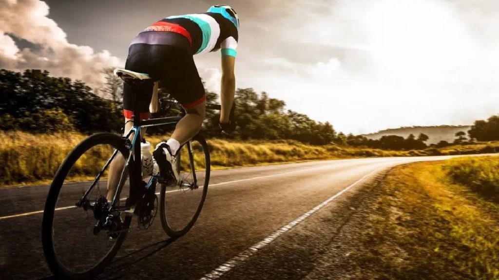 ciclista entrenando sobre ruta