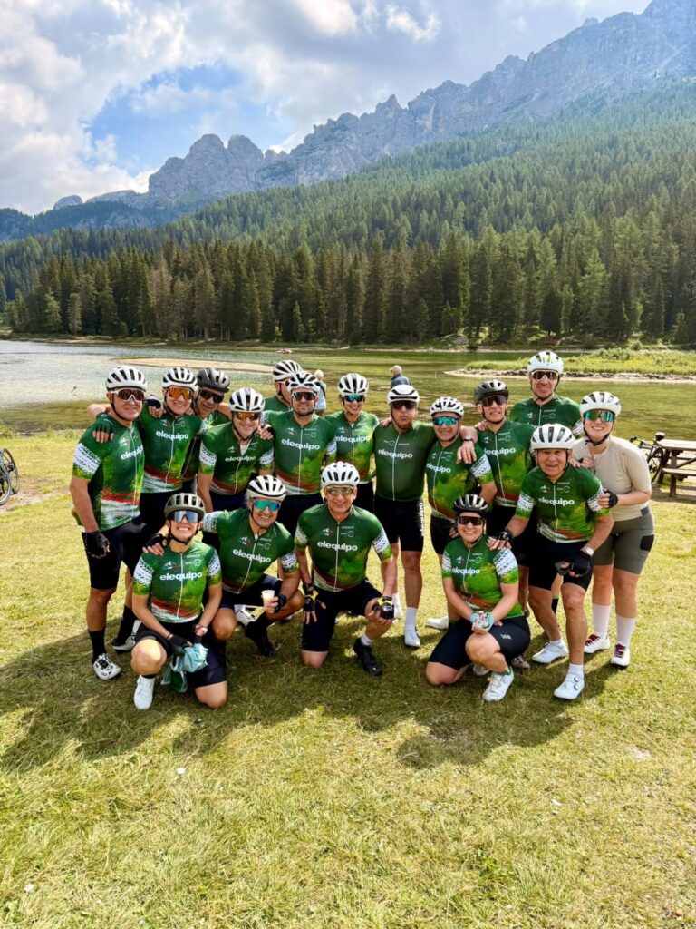 Grupo de ciclistas de elequipo en un viaje de entrenamiento en montaña