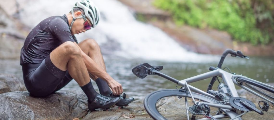 ciclista profesional en el rio